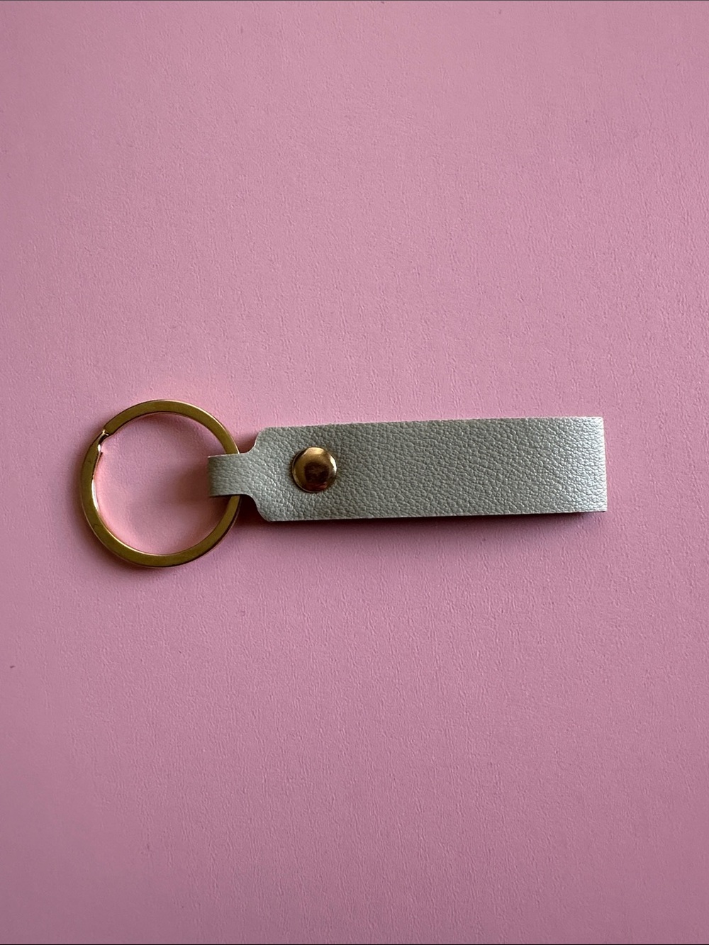 🆕 Leather Strap Keyring in Light Gray with Gold Ring